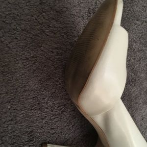 BCBG 9B white opened toe 4 1/2" heel